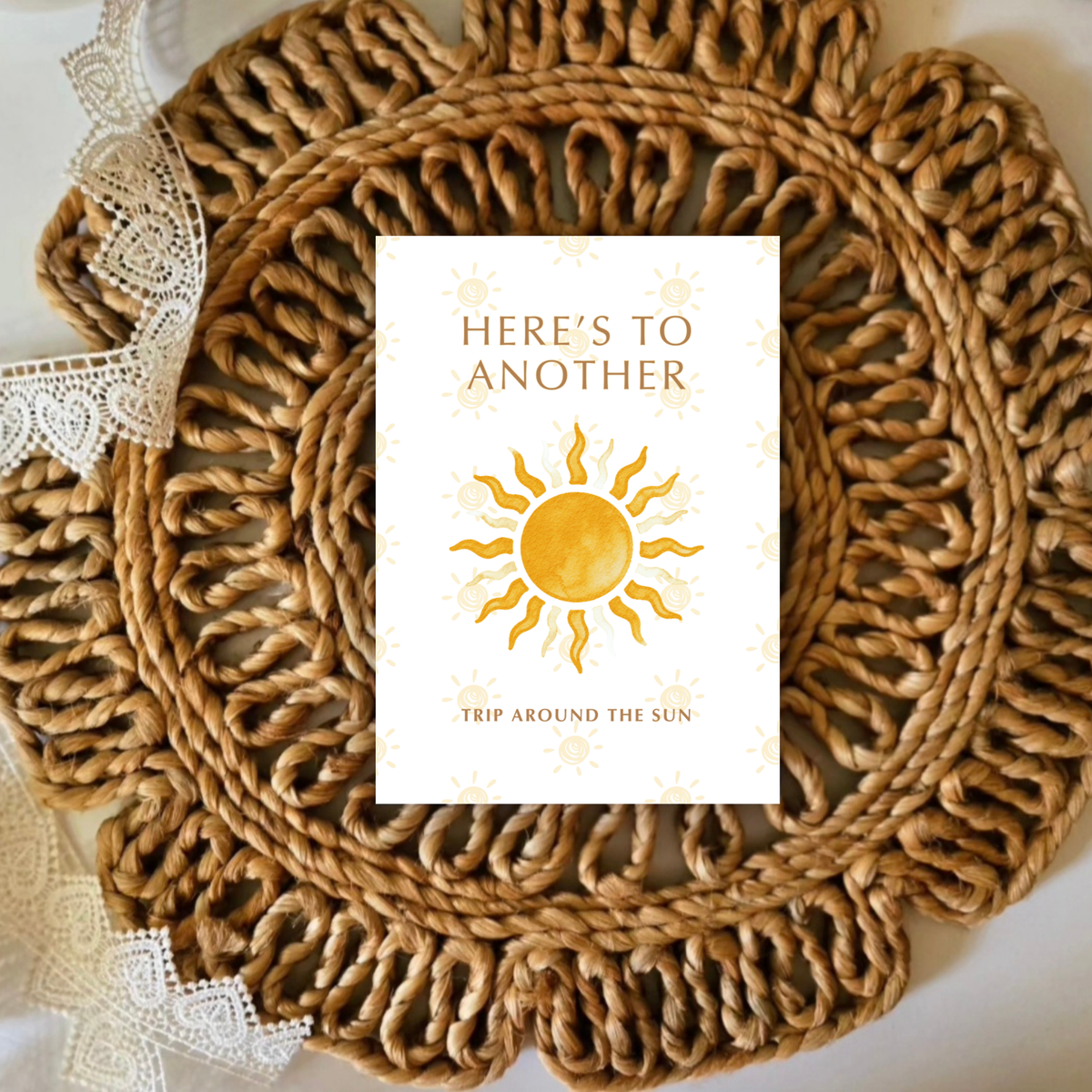 Decorative plate with woven texture featuring a card with a sun illustration and text.